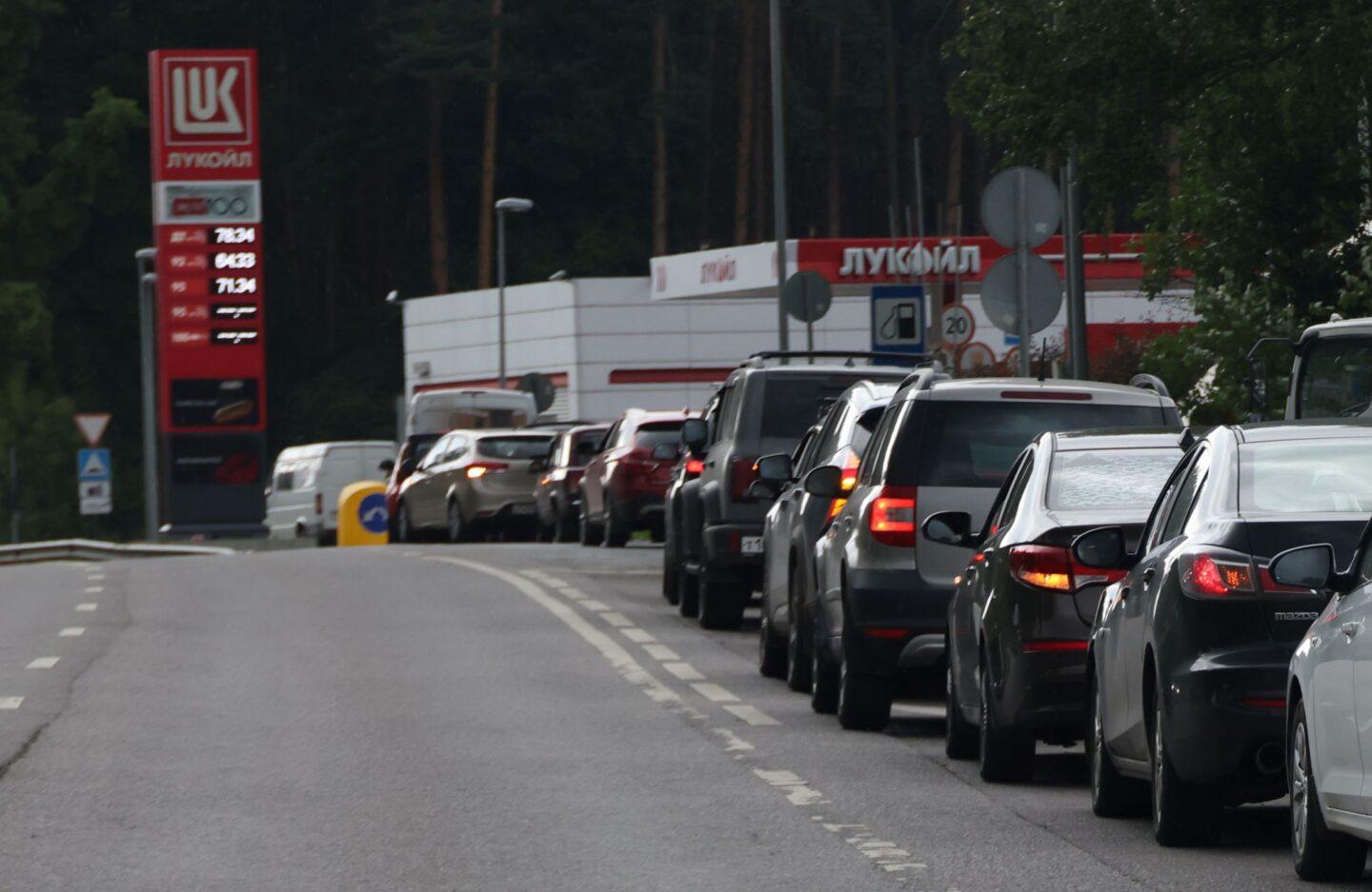 Kolejka przed stacją benzynową w Nachabinie w Rosji 8 lipca 2026 r.