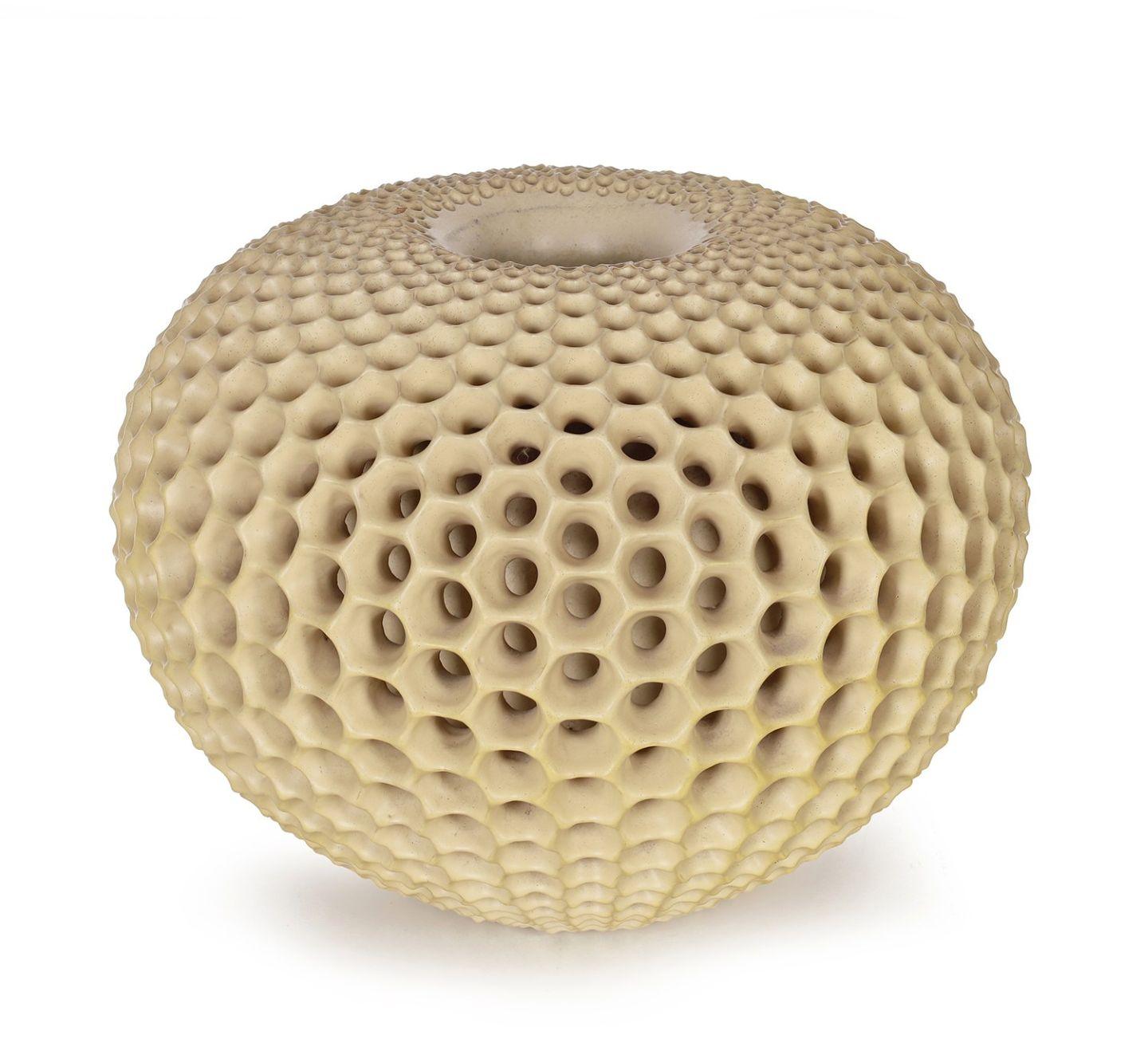 Forma ze szkliwionej gliny zatytułowana „Radiolaria” Henryka Luli.