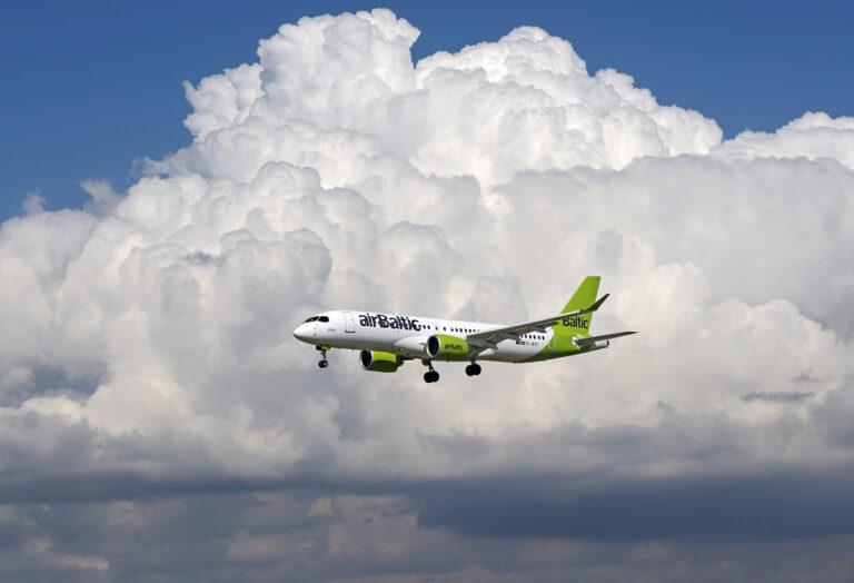 Airbus A220-300 linii airBaltic wśród chmur.