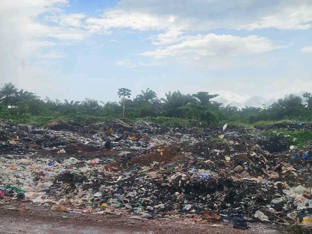 Składowisko odpadów na terenie zabytkowego cmentarza Palm Grove w centrum Monrowii. Choć obiekt oficjalnie zamknięto, a hałdy otoczono murem, w lipcu 2026 r. sprowadzany z Zachodu sprzęt i odzież syntetyczna wciąż zalegają w sercu stolicy Liberii.