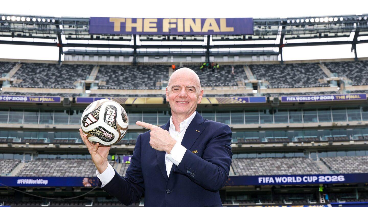 Prezydent FIFA Gianni Infantino w trakcie wydarzenia promującego finał Mistrzostw Świata 2026 w New Jersey