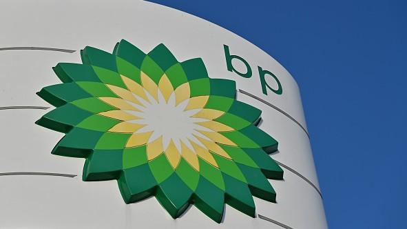 Logo BP oraz oznakowanie stacji paliw należącej do koncernu BP w Southend w Wielkiej Brytanii. Fot. John Keeble/Getty Images