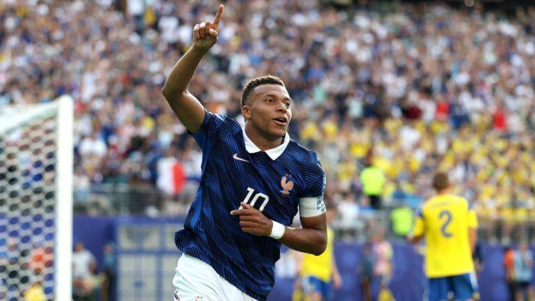 Kylian Mbappe po strzeleniu trzeciego gola w meczu Francji ze Szwecją