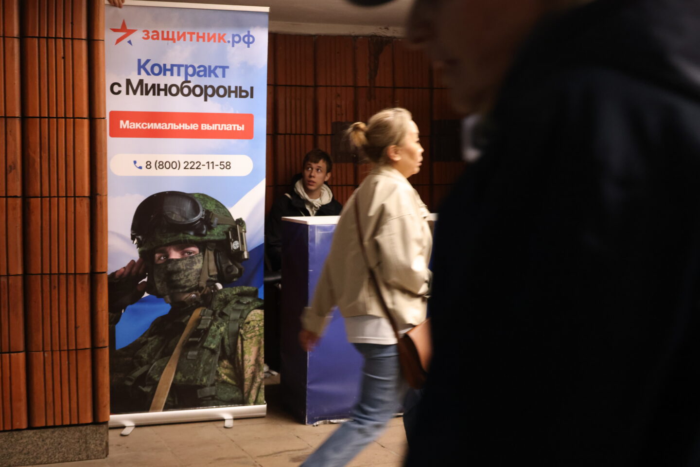 Przejście podziemne w moskiewskim metrze. Punkt informacyjny zachęcający do zaciągnięcia się do rosyjskiej armii.