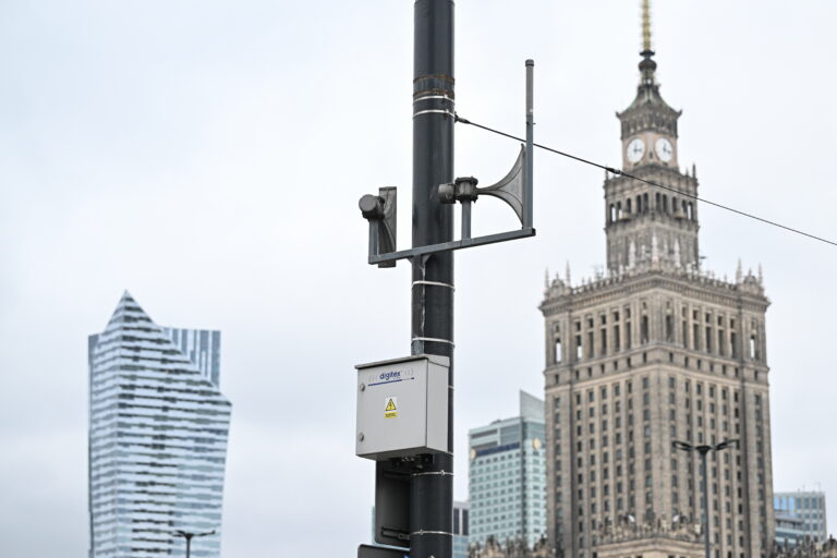 Syrena alarmowa, a w tle Pałac Kultury i Nauki w Warszawie