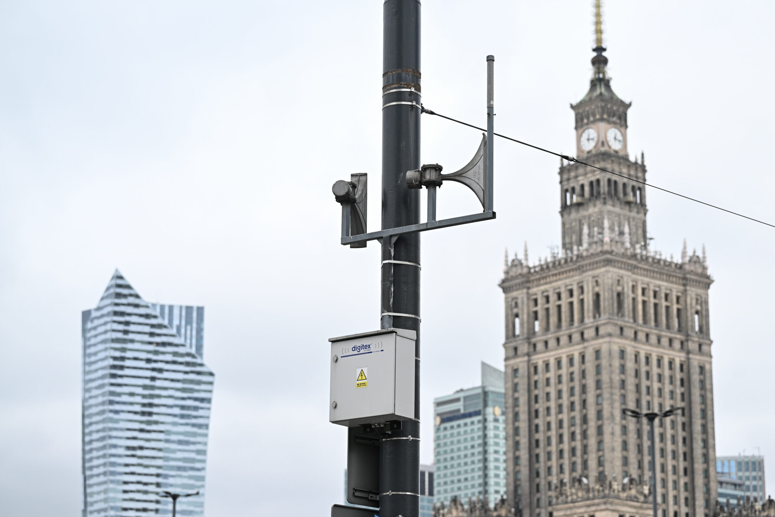 Syrena alarmowa, a w tle Pałac Kultury i Nauki w Warszawie