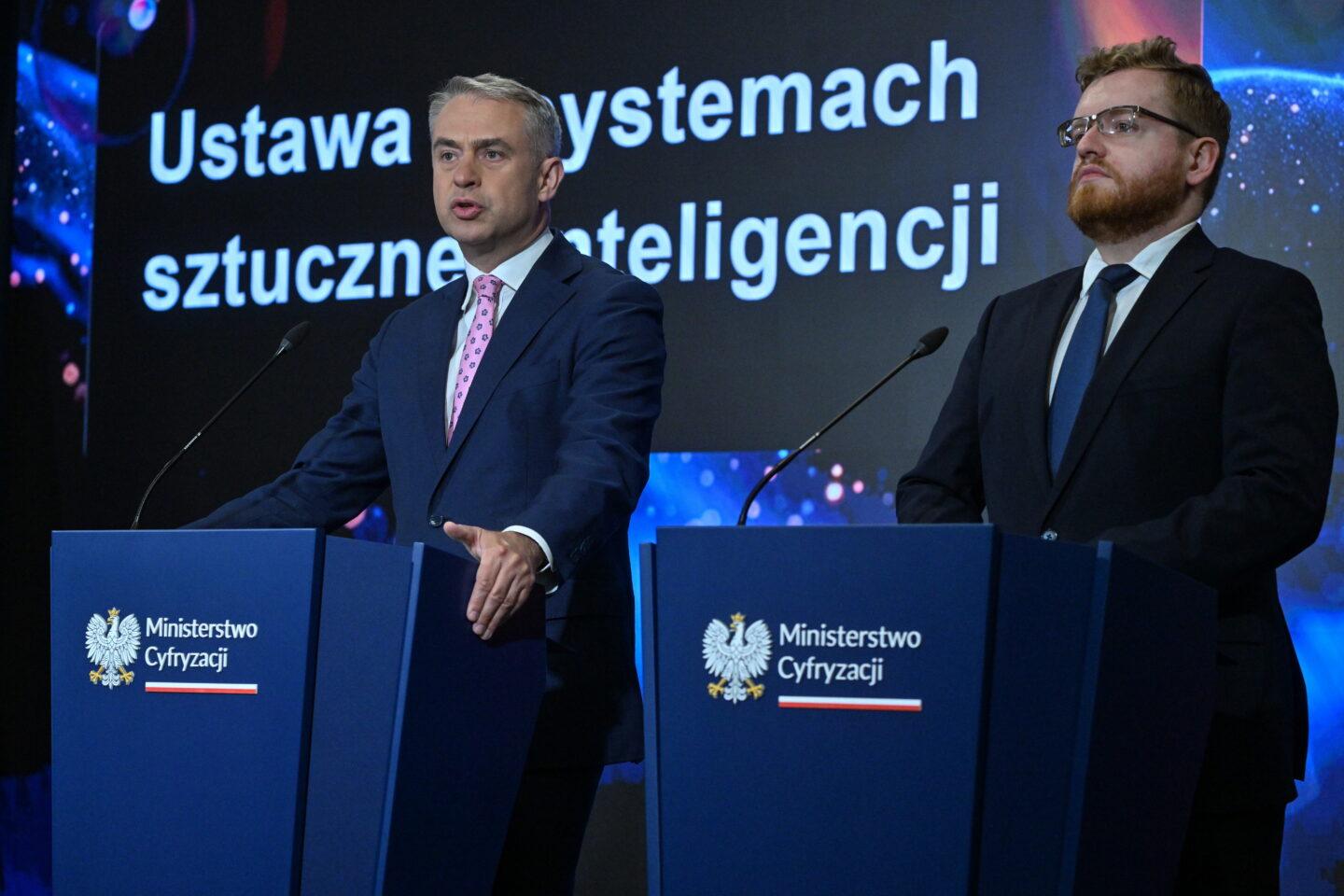 Po lewej Krzysztof Gawkowski, wicepremier i minister cyfryzacji, po prawej Dariusz Standerski, wiceminister cyfryzacji
