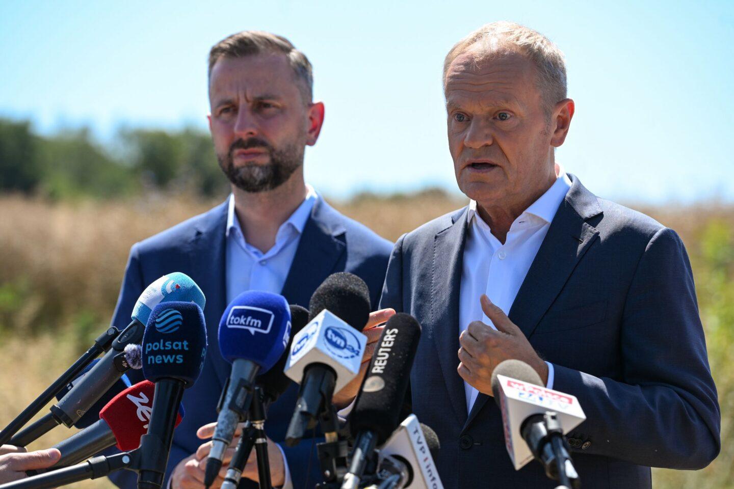 Premier Donald Tusk (P) i szef MON, wicepremier Władysław Kosiniak-Kamysz w Tarnawie-Kolonii