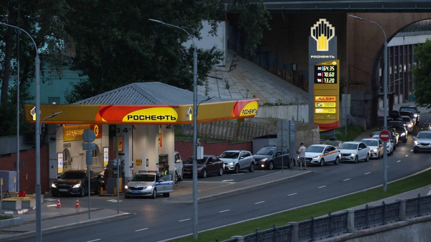 Kolejka samochodów na stacji Rosneftu w Moskwie