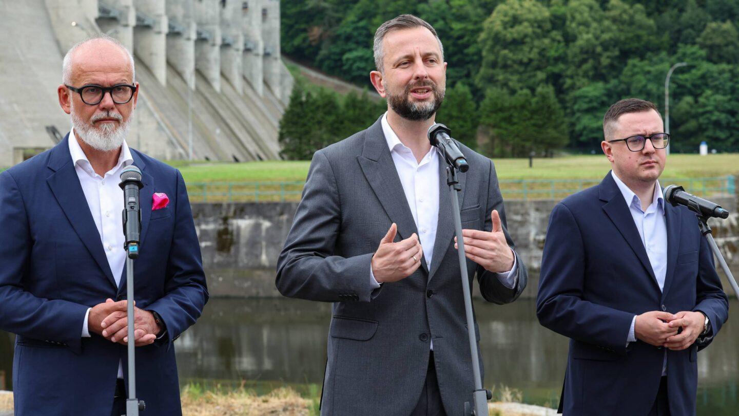 Wicepremier Władysław Kosiniak-Kamysz (w środku), minister energii Miłosz Motyka (z prawej) oraz prezes Tauronu Grzegorz Lot (z lewej) podczas konferencji na terenie Elektrowni Wodnej Rożnów
