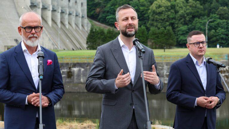 Wicepremier Władysław Kosiniak-Kamysz (w środku), minister energii Miłosz Motyka (z prawej) oraz prezes Tauronu Grzegorz Lot (z lewej) podczas konferencji na terenie Elektrowni Wodnej Rożnów