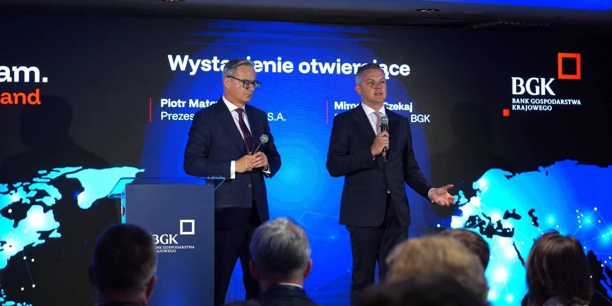 Prezes BGK Mirosław Czekaj i prezes PFR Piotr Matczuk na spotkaniu z przedsiębiorcami promującym inicjatywę Team Poland.