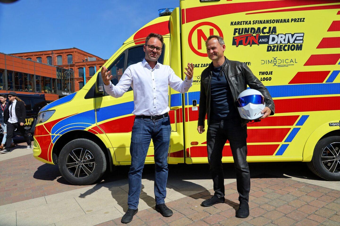Tomasz Bonar, założyciel Fundacji Fun and Drive, oraz Stig, kierowca z programu Top Gear