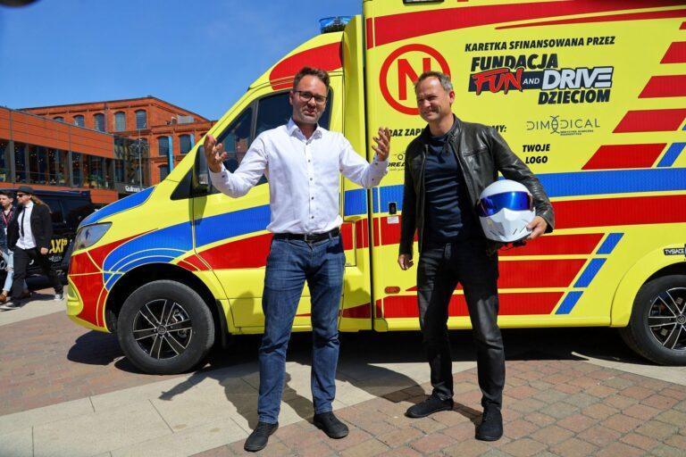 Tomasz Bonar, założyciel Fundacji Fun and Drive, oraz Stig, kierowca z programu Top Gear