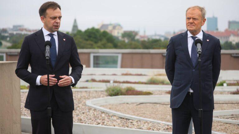 Premier Donald Tusk (z prawej) i minister finansów Andrzej Domański (z lewej) podczas ogłoszenia siedziby Centrum Europejskiej Agencji Kosmicznej w Polsce