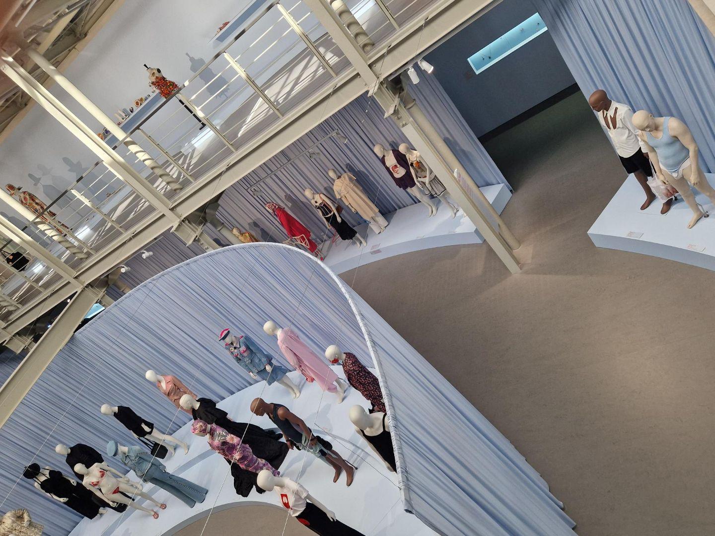„Nowa moda polska. Kronika głębokich uczuć”, Centralne Muzeum Włókiennictwa w Łodzi, do 3 maja 2027 roku.