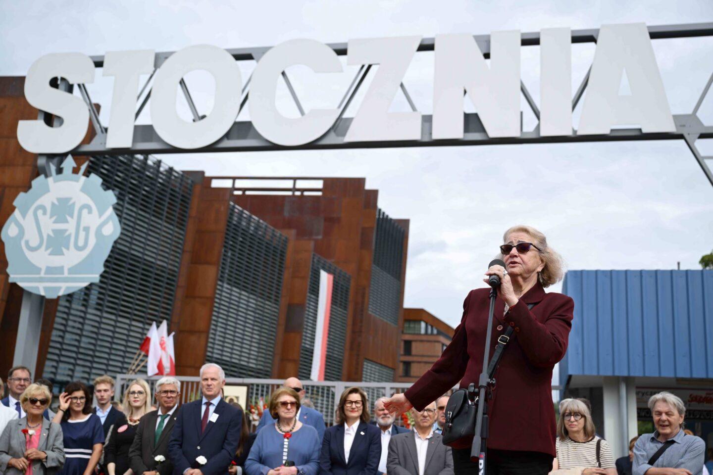 Henryka Krzywonos-Strycharska przemawiająca podczas uroczystości symbolicznego otwarcia bramy nr 2 Stoczni Gdańskiej w trakcie obchodów 46. rocznicy podpisania Porozumień Sierpniowych