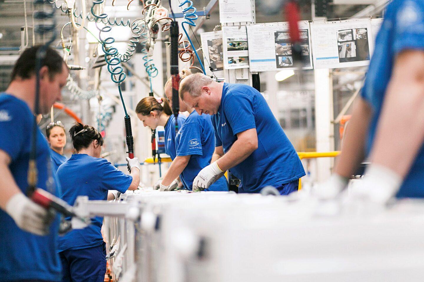 Pracownicy fabryki pralek Electrolux AB w Oławie