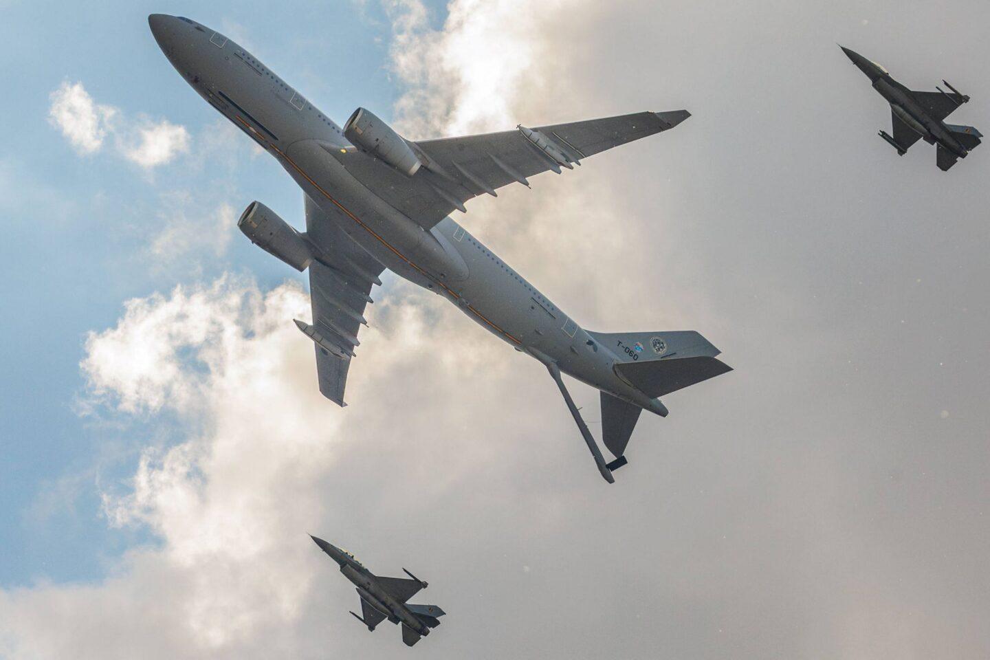 Airbus A330 MRTT w otoczeniu myśliwców
