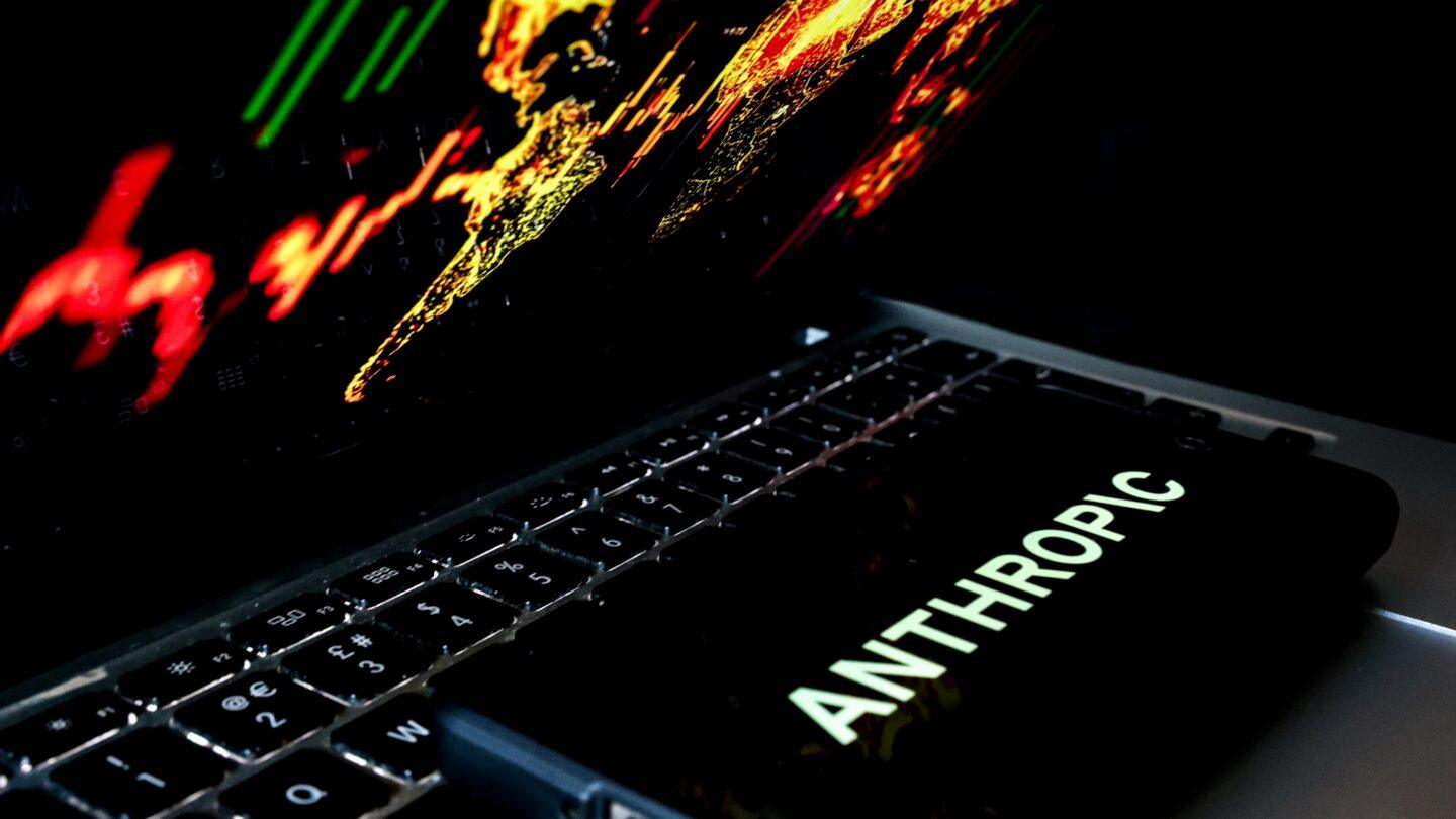 Logo Anthropic na ekranie telefonu na tle mapy świata. Fot. Dominika Zarzycka / SOPA Images / LightRocket via Getty Images