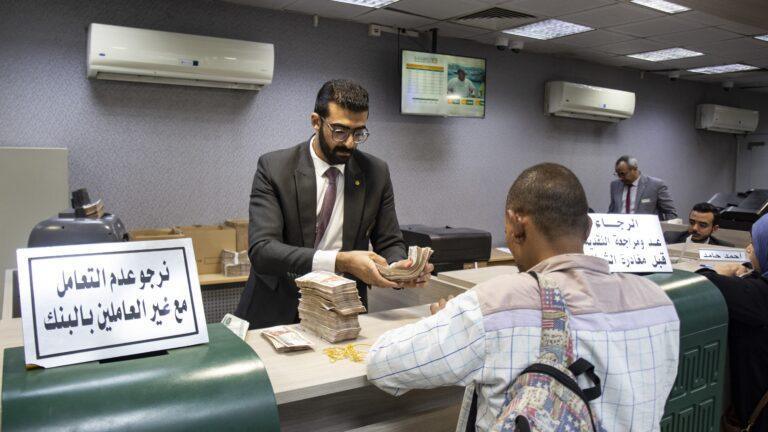Oddział Banque Misr w Egipcie. Fot. Mahmoud Elkhwas/NurPhoto via Getty Images