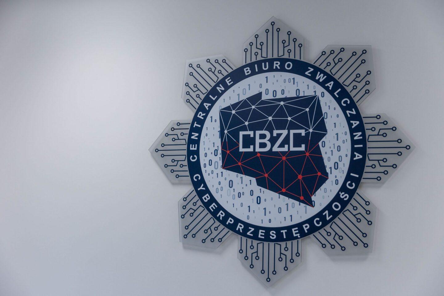 Logo w nowej siedzibie Centralnego Biura Zwalczania Cyberprzestępczości przy ul. Taborowej w Poznaniu.