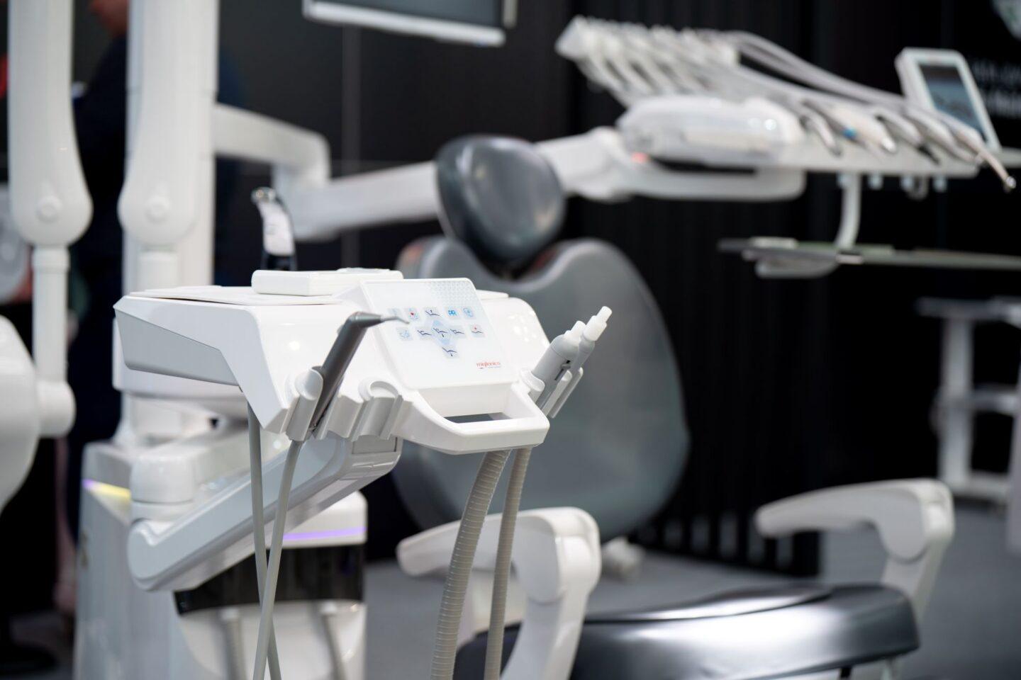 Fotel dentystyczny podczas targów dentystycznych w Krakowie