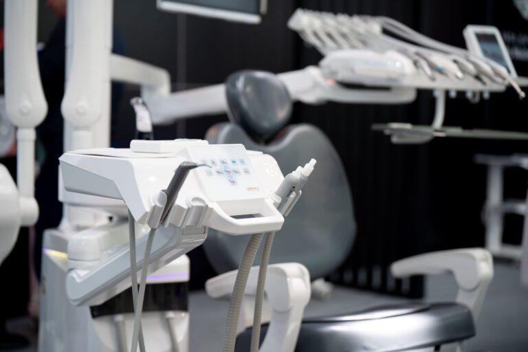 Fotel dentystyczny podczas targów dentystycznych w Krakowie