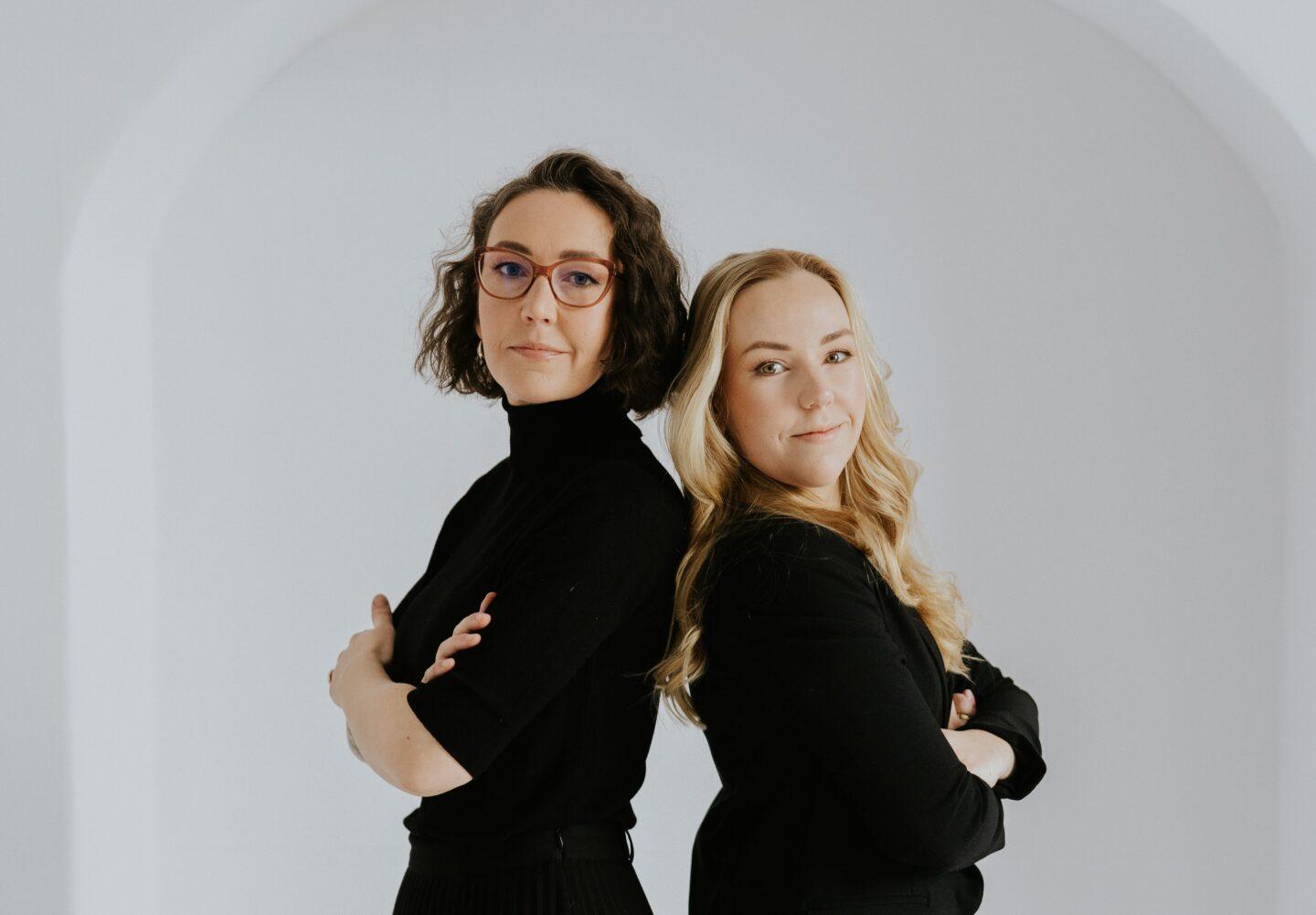 Ania Bieluń (po lewej) i Ula Ośmiałowska to siostry, które w 2014 r. założyły kosmetyczną markę Ministerstwo Dobrego Mydła. Dzisiaj firma generuje 10 mln zł przychodów i na koniec tego roku wyjść na tzw. „zero"/ fot. materiały prasowe Ministerstwa dobrego Mydła