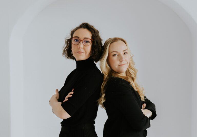 Ania Bieluń (po lewej) i Ula Ośmiałowska to siostry, które w 2014 r. założyły kosmetyczną markę Ministerstwo Dobrego Mydła. Dzisiaj firma generuje 10 mln zł przychodów i na koniec tego roku wyjść na tzw. „zero"/ fot. materiały prasowe Ministerstwa dobrego Mydła
