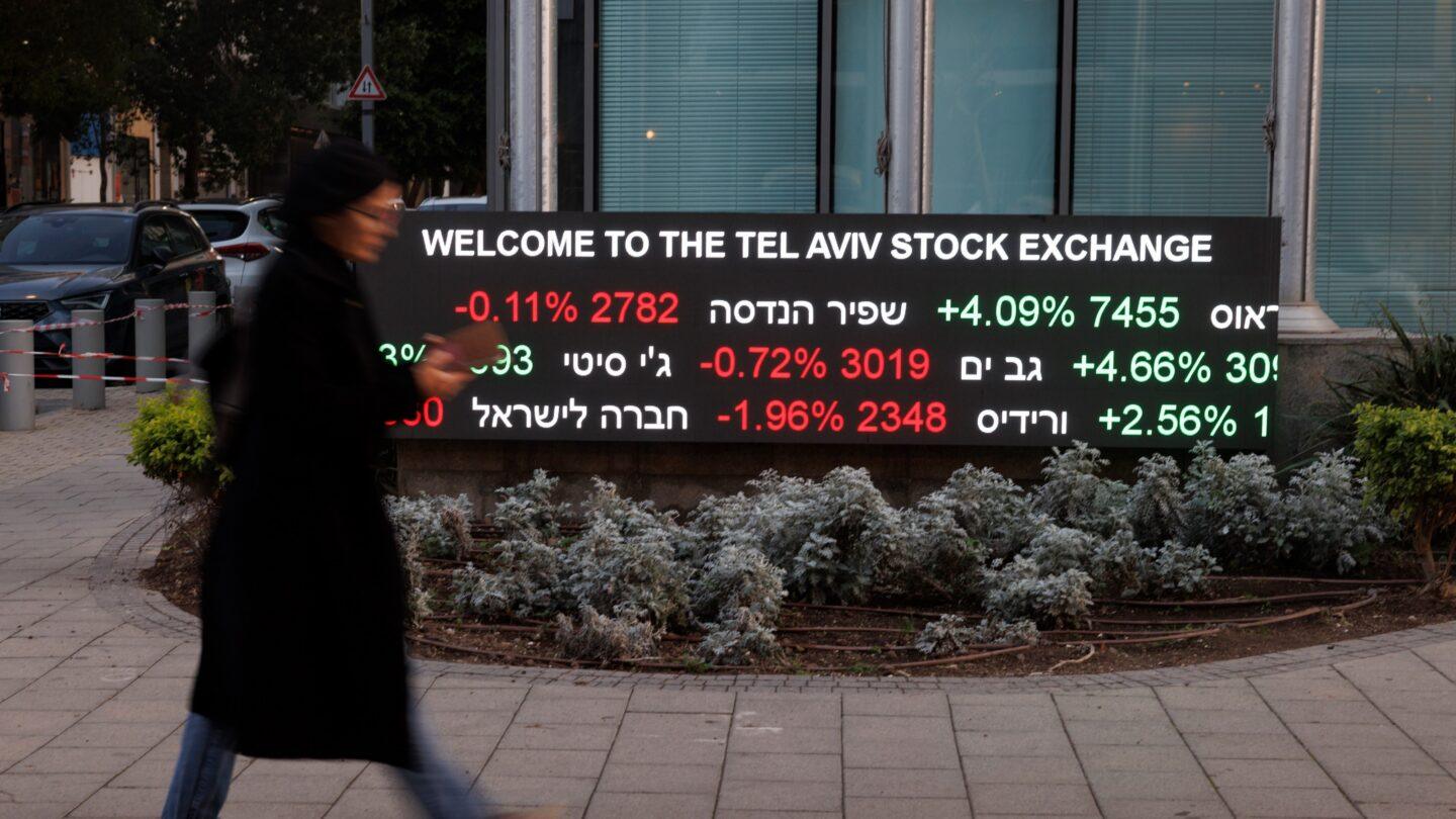 Ekran prezentujący ceny największych akcji spółek notowanych na giełdzie papierów wartościowych w Tel Avivie. Fot. Kobi Wolf/Bloomberg via Getty Images