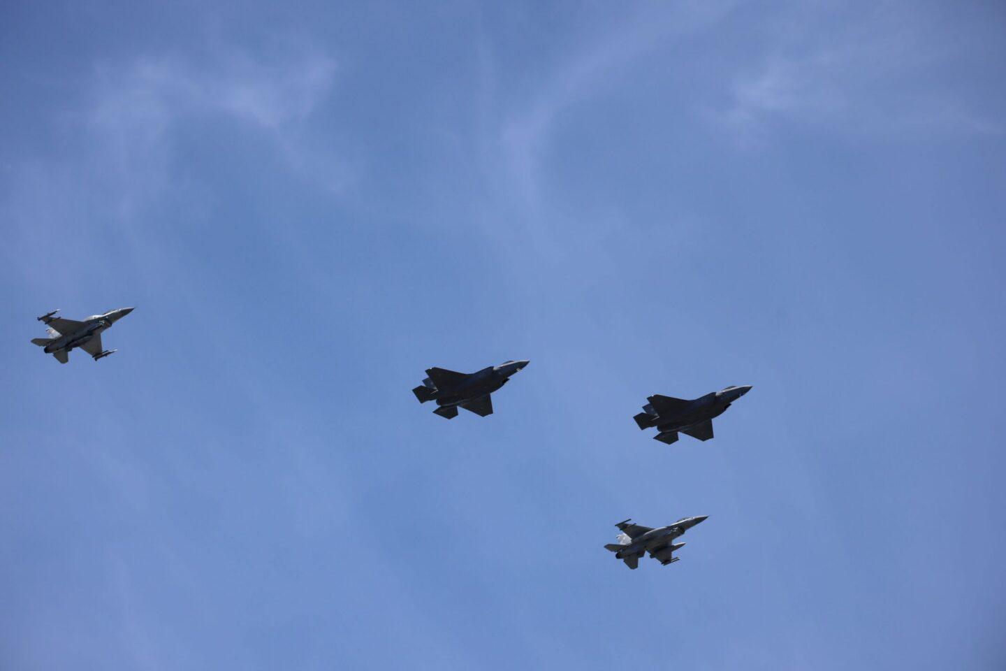 Samoloty F-35 w eskorcie F-16