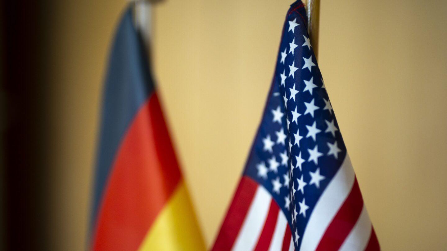 Flagi Niemiec i USA. Fot. Ute Grabowsky/Photothek via Getty Images