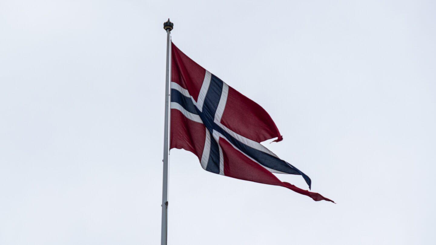 Flaga Norwegii w Oslo. Fot. Kristian Tuxen Ladegaard Berg/NurPhoto via Getty Images