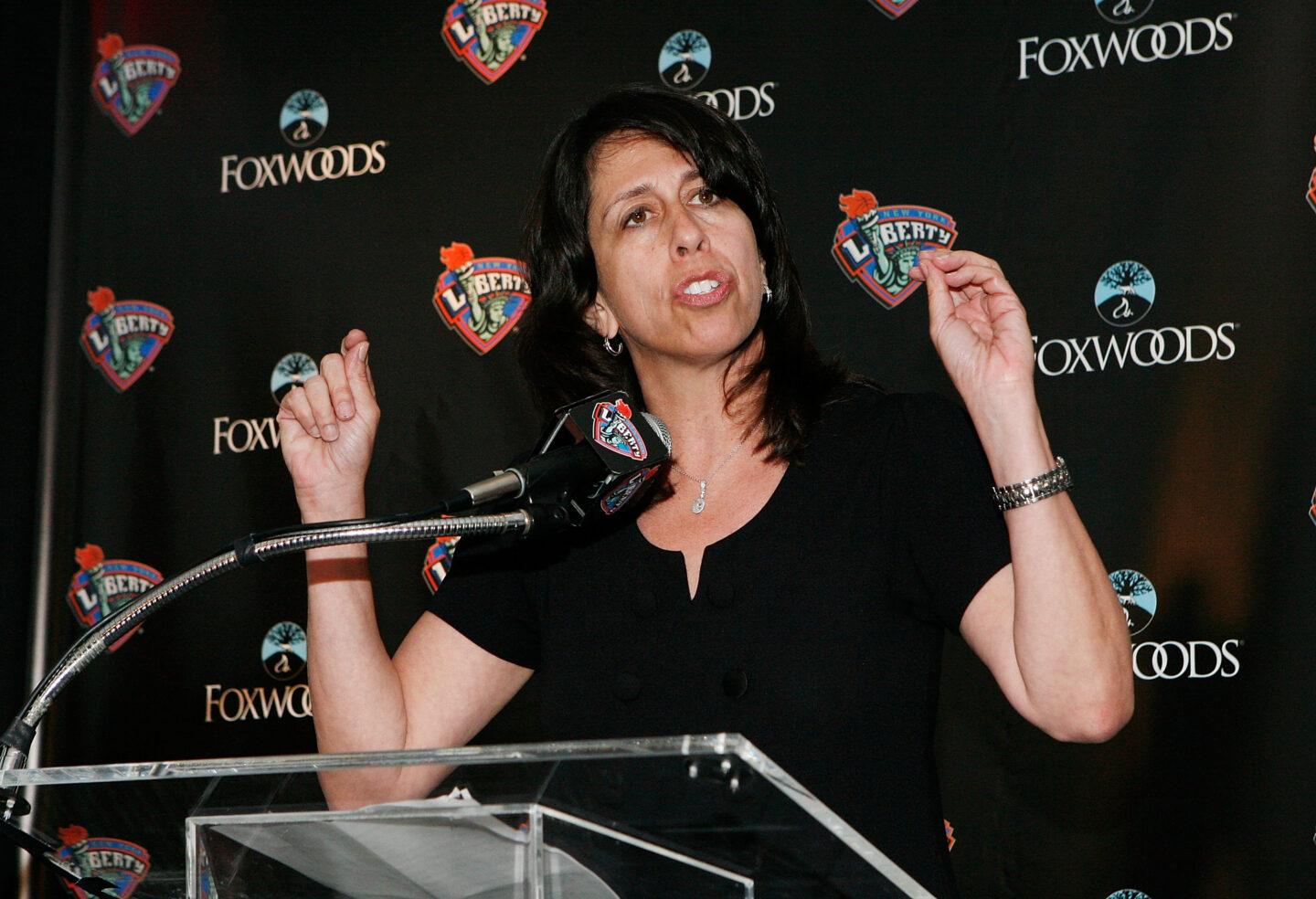 Donna Orender, była prezydent WNBA, podczas przemowy.