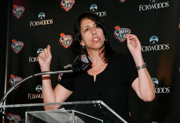 Donna Orender, była prezydent WNBA, podczas przemowy.