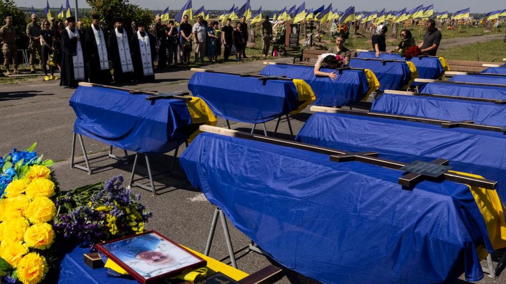 Masowy pogrzeb ukraińskich żołnierzy w Dnieprze. Fot. Paula Bronstein /Getty Images
