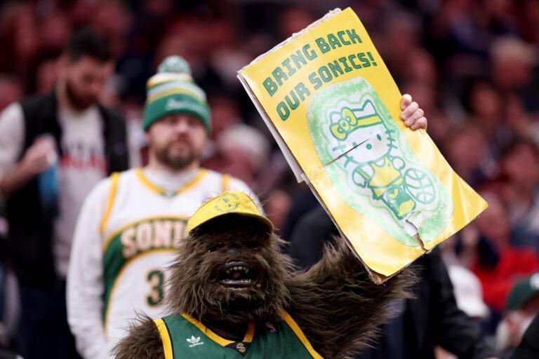 Kibic przebrany za maskotkę drużyny SeattleSupersonics