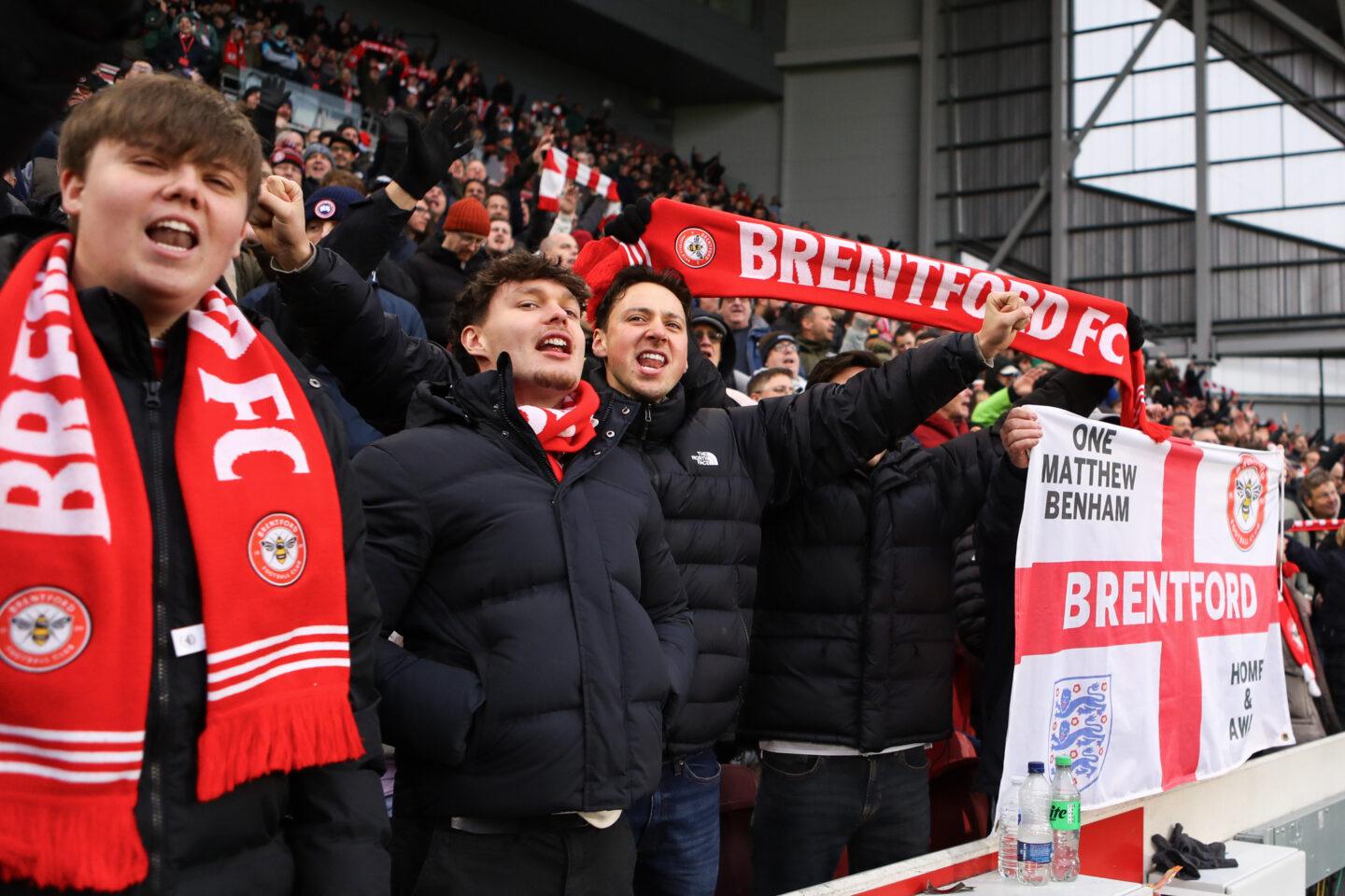 Młodzi kibice na meczu Brentford FC w Premier League