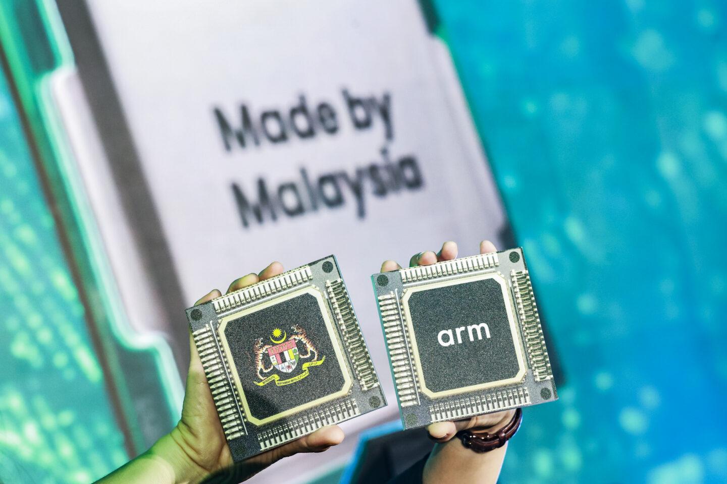 Repliki płytek elektronicznych z logo firmy ARM i herbem Malezju na tle hasła "Made by Malaysia"