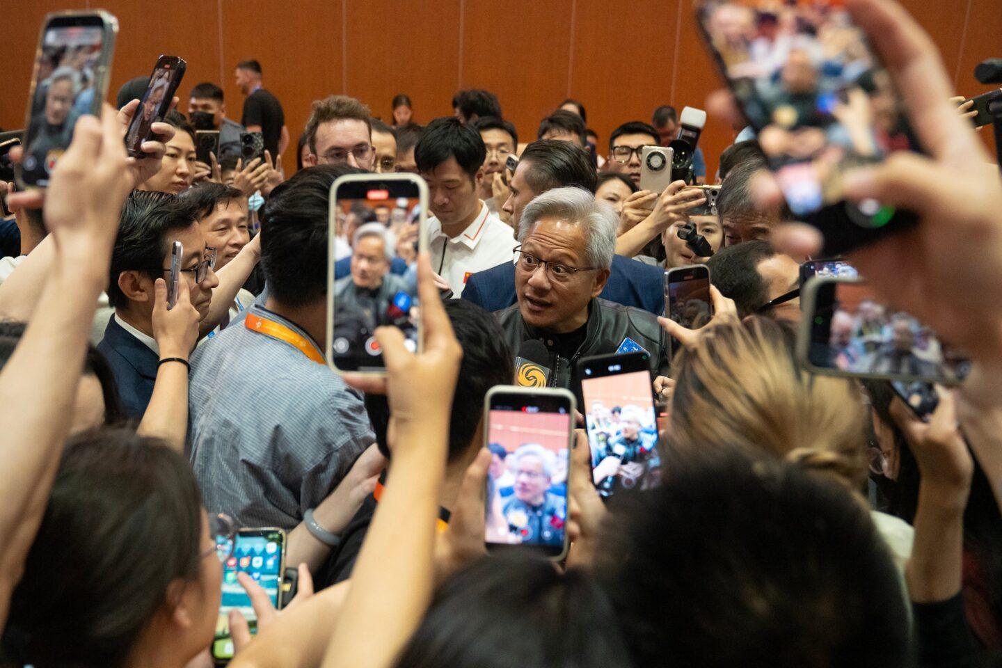 aJensen Huang, CEO Nvidii, czyli jedna z najważniejszych postaci w rewolucji AI w świecie. W 2025 r. pojechał do Chin, by nawiązać dialog z chińskimi liderami świata AI, w tym przedstawicieli Deepseek. Wizyta odbiła się szerokim echem w mediach. Huang pochodzi z Tajwanu, czyli uznawanej przez Pekin "zbuntowanej prowincji" Chin