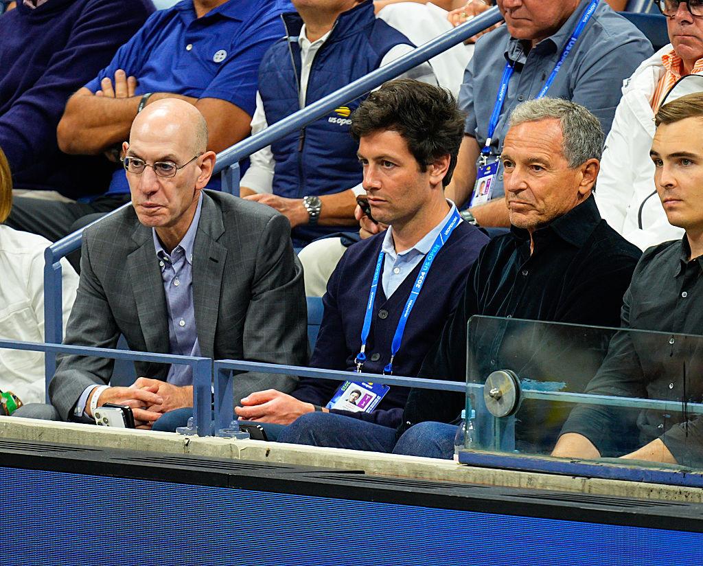 Adam Silver, Josh Kushner i Bob Iger podczas US Open