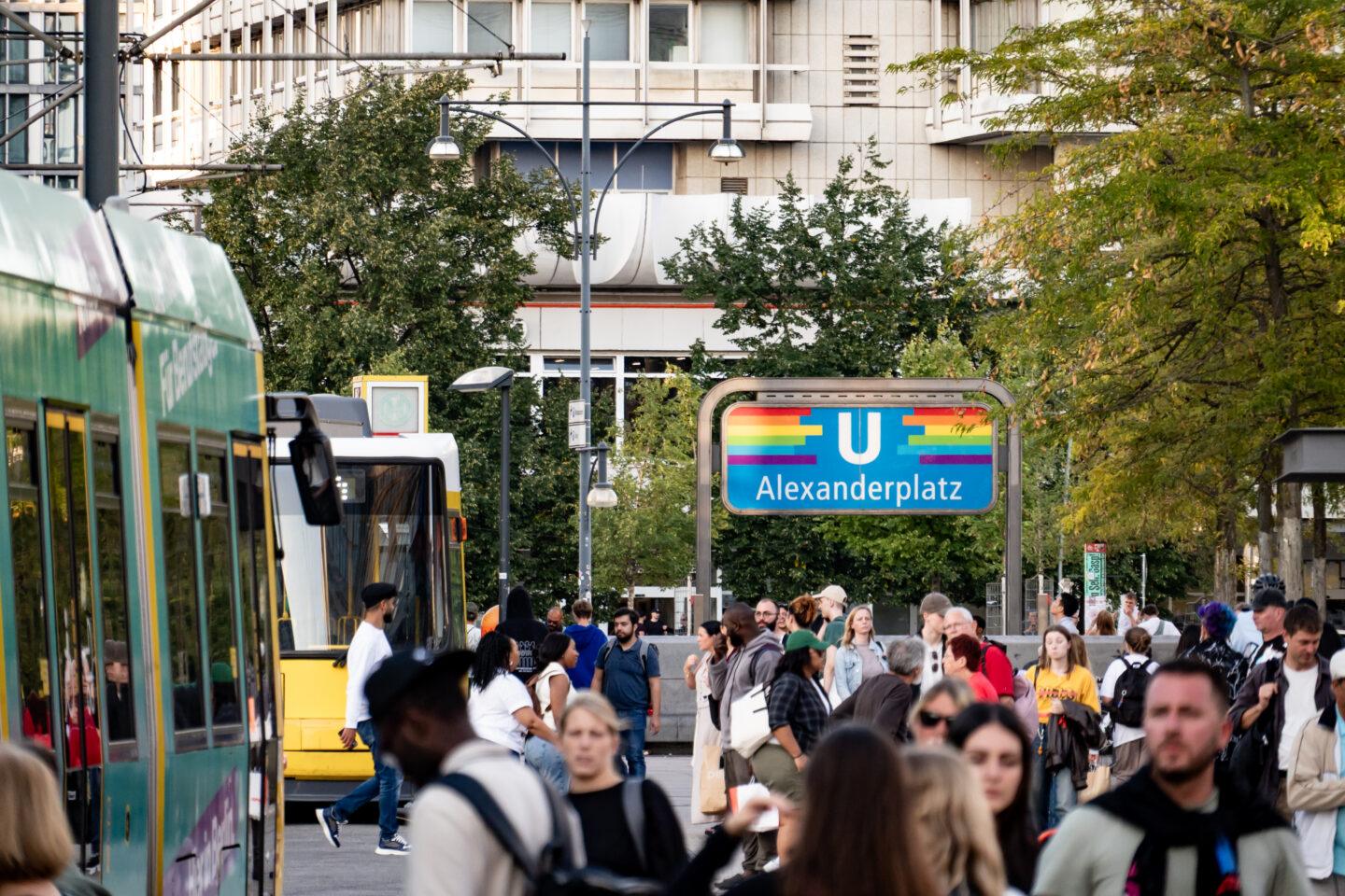 Przechodnie na Alexanderplatz, w Berlinie
