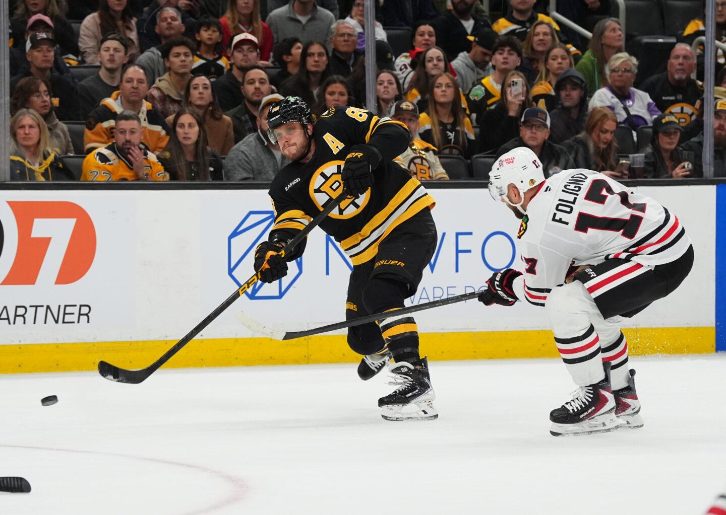 David Pastrnak, zawodnik Boston Bruins, strzela gola podczas meczu NHL