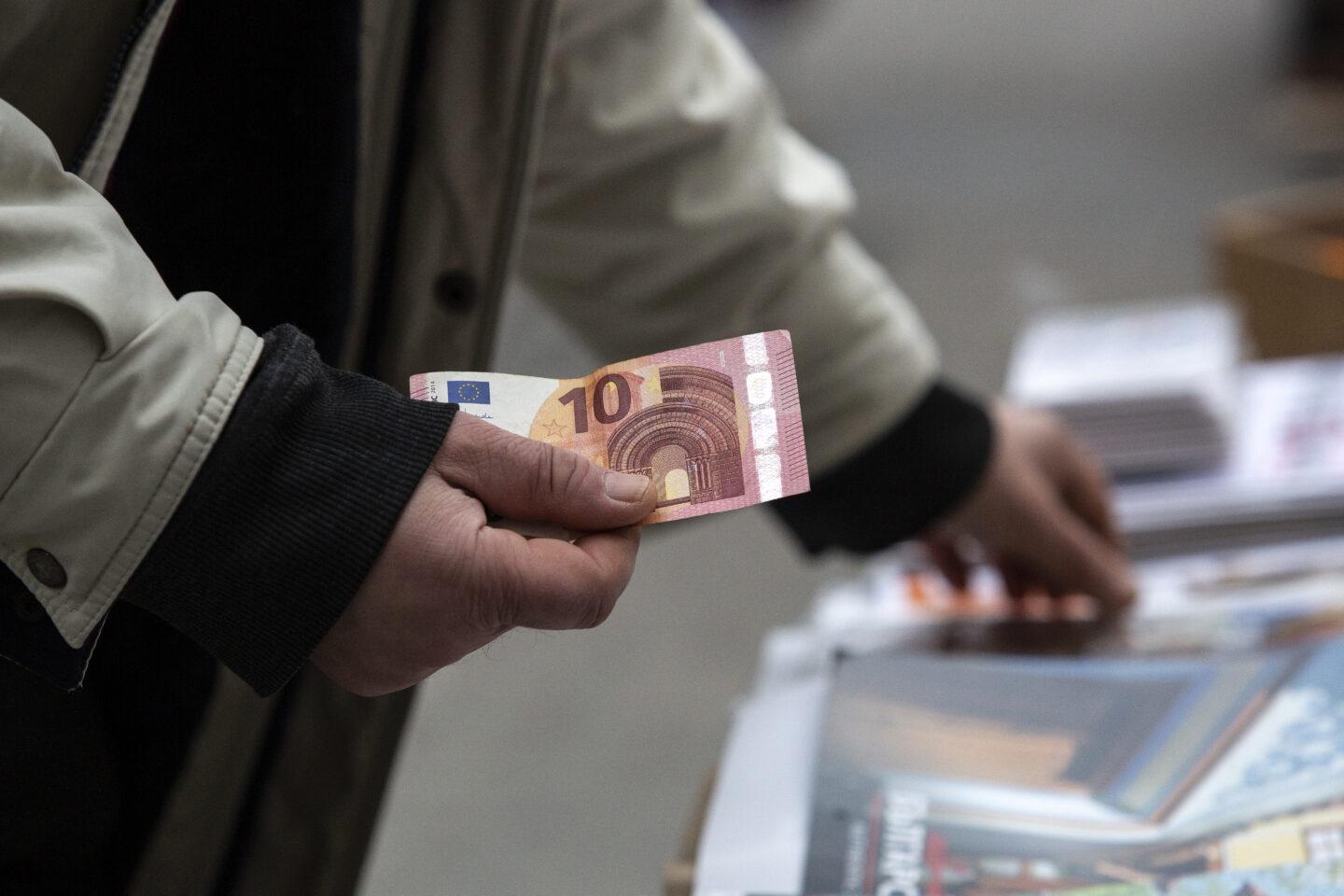 Mężczyzna trzyma banknot o nominale 10 euro