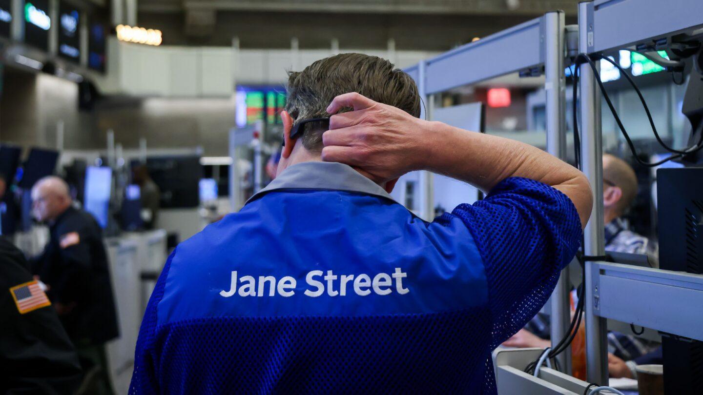 Trader w kurtce Jane Street na nowojorskim parkiecie. Michael Nagle/Bloomberg via Getty Images