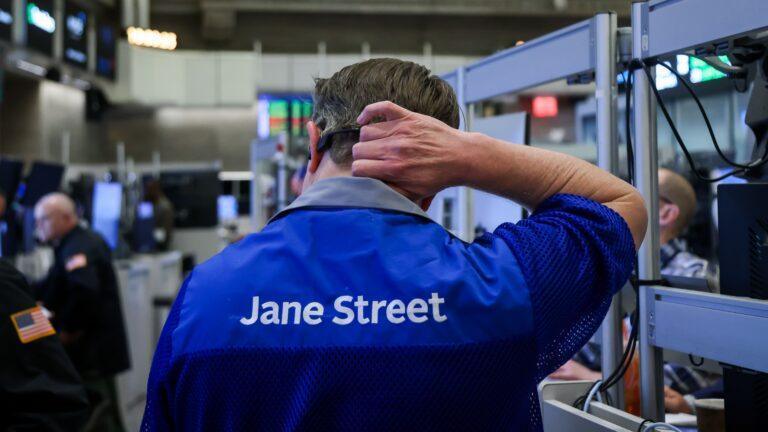 Trader w kurtce Jane Street na nowojorskim parkiecie. Michael Nagle/Bloomberg via Getty Images