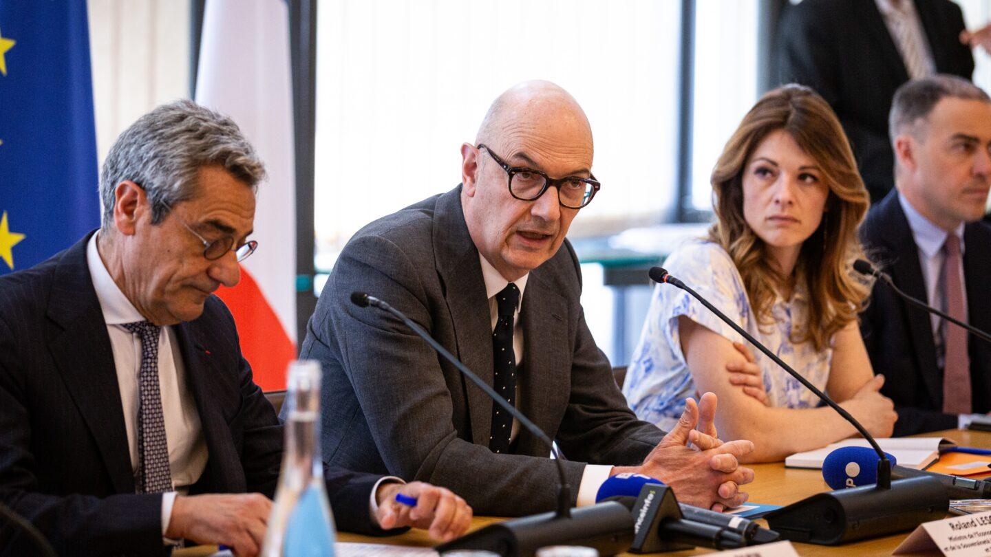 Roland Lescure (w środku), minister gospodarki, finansów oraz suwerenności przemysłowej. Fot. Telmo Pinto/NurPhoto via Getty Images