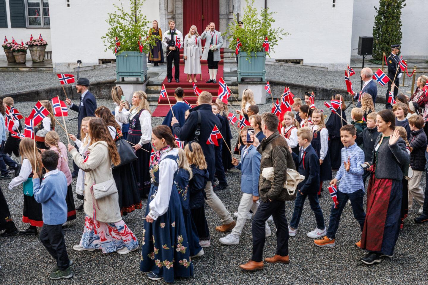 Norwedzy świętujący narodowy Dzień Konstytucji