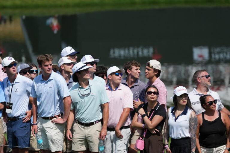 Młodzi kibice i golfiści podczas turnieju PGA Tour. Pokolenie Z napędza boom na golf w USA.